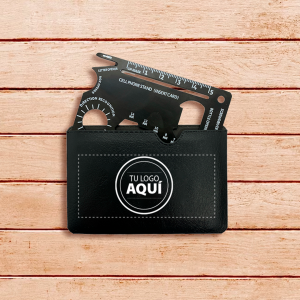 MT001-Multifuncion-total-black-logo-estuche Pecafext. Textiles - Confecciones - Ecuador Empresa Ecuatoriana del Sector Textil y Confección Llavero Multifunción $0.00 Herramienta multifunción del tamaño de una tarjeta de crédito. Tarjeta de supervivencia con funciones diferentes: destornillador, regla (5 cm), regla angular, destapador de botellas, abre lata, abre cartas, abridor de cajas, llaves hexagonales, soporte de celular (insertando tarjeta) y agujero para insertar un cordón o agregar al llavero. Incluye estuche de cuero. <span style="color: #333399;"><strong>Incluye Impresión Full Color</strong></span> El Cliente debe enviar el logo en Formato Adobe Ilustrator <span style="color: #ff0000;"><strong>Desde $2,13 a $3,67</strong></span> <img class="alignleft size-full wp-image-20100" src="https://pecafex.com/wp-content/uploads/2023/03/WhatsApp-Image-2023-03-06-at-21.03.08.jpeg" alt="" width="264" height="142" />