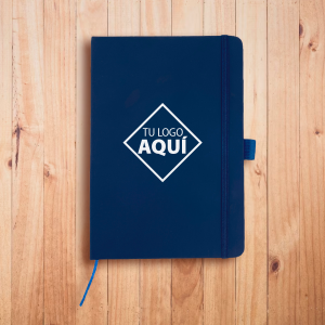 TO004-MINI-LIBRETA-DELUXE-MONTAJE-AZUL Pecafext. Textiles - Confecciones - Ecuador Empresa Ecuatoriana del Sector Textil y Confección Libreta Delu $0.00 Libreta A5 con pasta dura forrada de sintético suave. Incluye: separador de hojas, cierre de banda elástica y correa para bolígrafo. Contiene 80 hojas de línea. Medida: 14,5 x 21cm <span style="color: #333399;"><strong>Incluye Impresión un Logo Full Color</strong></span> El Cliente debe enviar el logo en Formato Adobe Ilustrator <span style="color: #ff0000;"><strong>Desde $4.22 a $8.00</strong></span> <span style="color: #ff0000;"><strong><img class="alignleft size-full wp-image-20007" src="https://pecafex.com/wp-content/uploads/2023/03/WhatsApp-Image-2023-03-01-at-10.05.03.jpeg" alt="" width="254" height="162" /></strong></span>